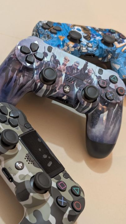 PlayStation 4 Controller: More formal.