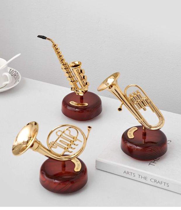 Music Box Wind Up Musicbox Twirling Music Box Rotating Base Brass Wind Instrument Replica Artware Gift for Christmas Birthday