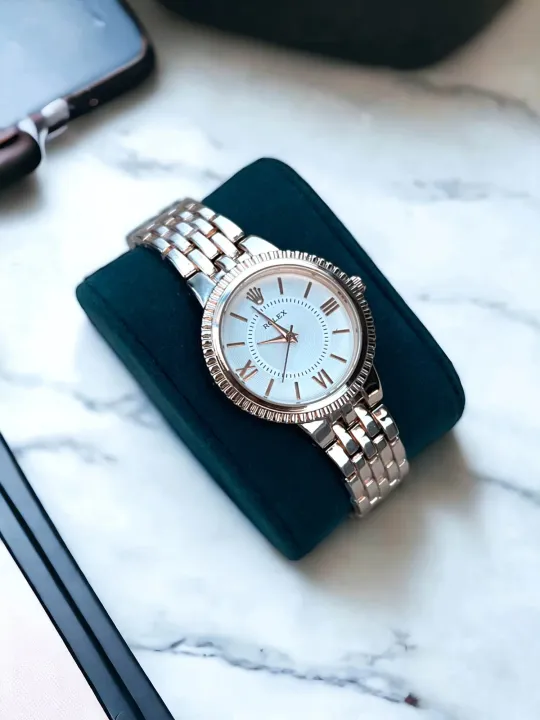 High-quality%20Fritillary%20Diamond%20Women's%20Watch%20Luxury%20Niche%20Light%20Luxury%20Simple%20Round%20Small%20Exquisite%20Elegant%20Bracelet%20Watch%20-%20Image%204