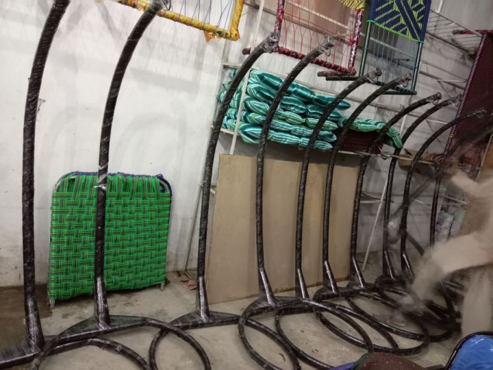 Hanging%20chair%20or%20Hanging%20swing%20with%20stand%20and%204%20cousins%20-%20Image%208