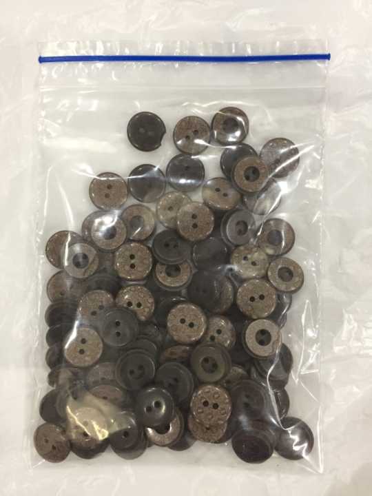 2-hole plastic buttons 100-piece packet