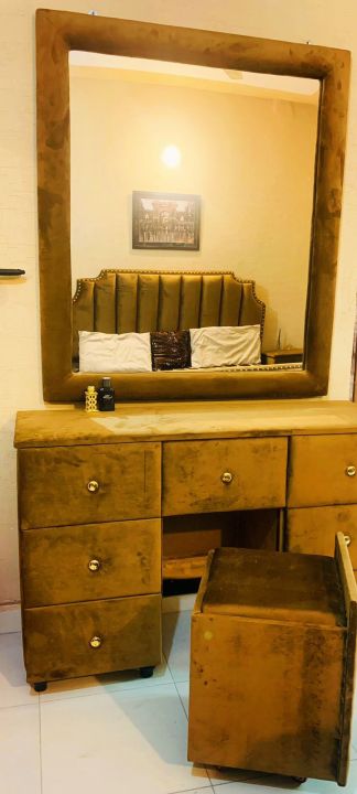 Bedset with beautiful dressing and sides tables
