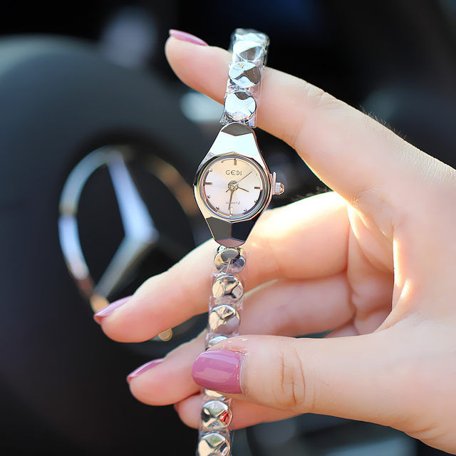 Women's%20Quartz%20Watch%20Elegant%20Diamond%20Mirror%20Face%20Tungsten%20Steel%20Timepiece,%20Lightweight%20and%20for%20Daily%20Use%20-%20Image%204