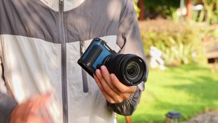 JJC L-Shape Bracket Handle for Lumix S9 Camera with Built-in Arca Quick Release Plate S9 Camera Accessories