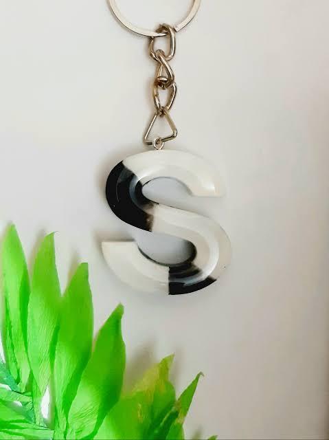 Customizable%20resin%20alphabet%20keychain%20/%20alphabet%20letter%20keychain%20-%20Image%204