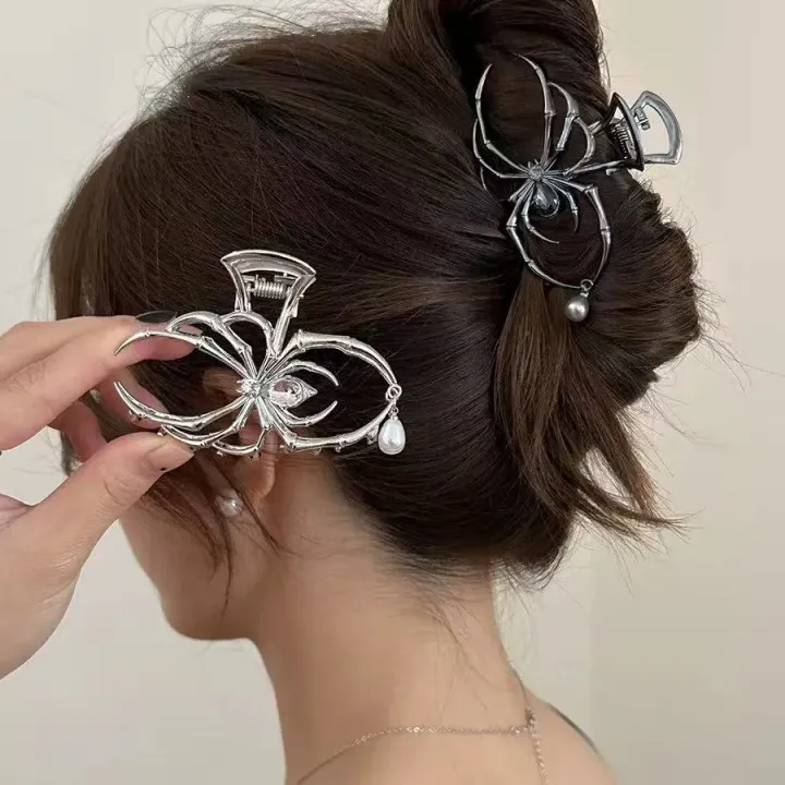 Women's%20Y2K%20Sweet%20Personalized%20Hair%20Clip%20Rhinestone%20Imitation%20Pearl%20Alloy%20Metal%20Skull%20Spider%20Claw%20Design%20for%20Daily%20Use%20-%20Image%203