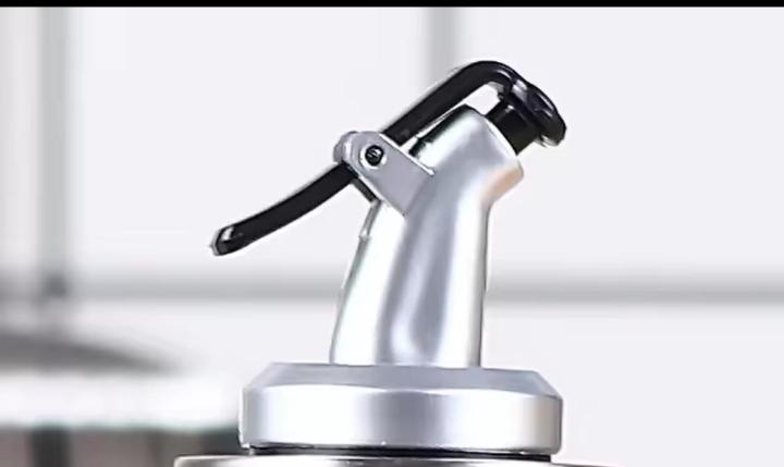 Premium%20Quality%20Clear%20Plastic%20Oil%20Dispenser%20-%20Image%203