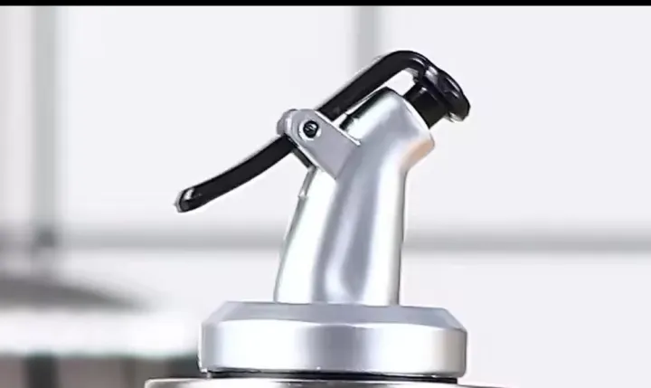 Premium%20Quality%20Clear%20Plastic%20Oil%20Dispenser%20-%20Image%203