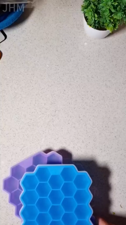 Silicone Mold Ice Tray with Lid Cover Ice cube maker Easy Honeycomb Design