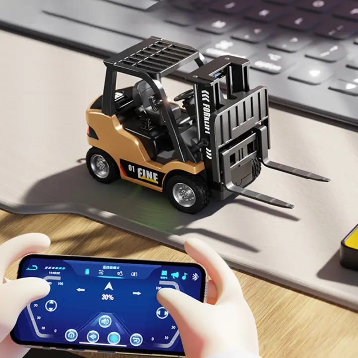 2.4G%20Tabletop%20RC%20Forklift%20Engineering%20Vehicle%201/64%20Mini%20Remote%20Control%20Alloy%20Forklift%20Desktop%20Toys%20Model%20%20for%20Boys%20-%20Image%205
