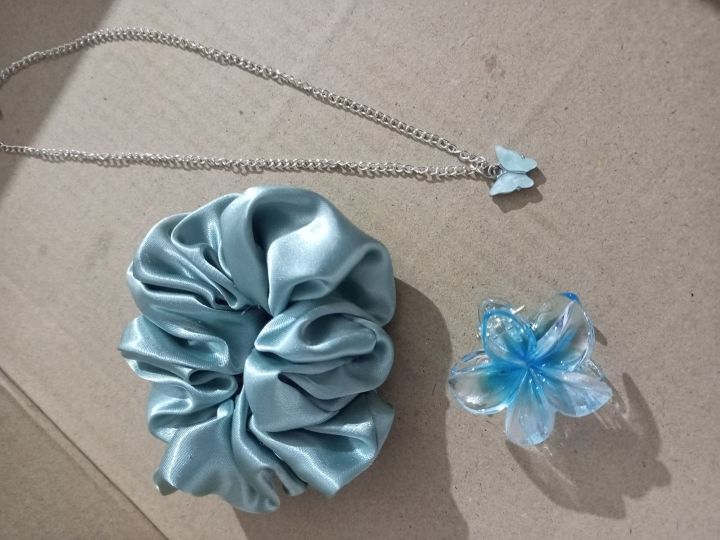 mini%20cute%20gift%20box%20for%20friends%20birthday%20cute%20small%20gift%20box%20under%20budget%20gift%20pack%20gor%20girls%20scrunchi%20lip%20glose/clip%20and%20locket%20friendship%20day%20gift%20-%20Image%206