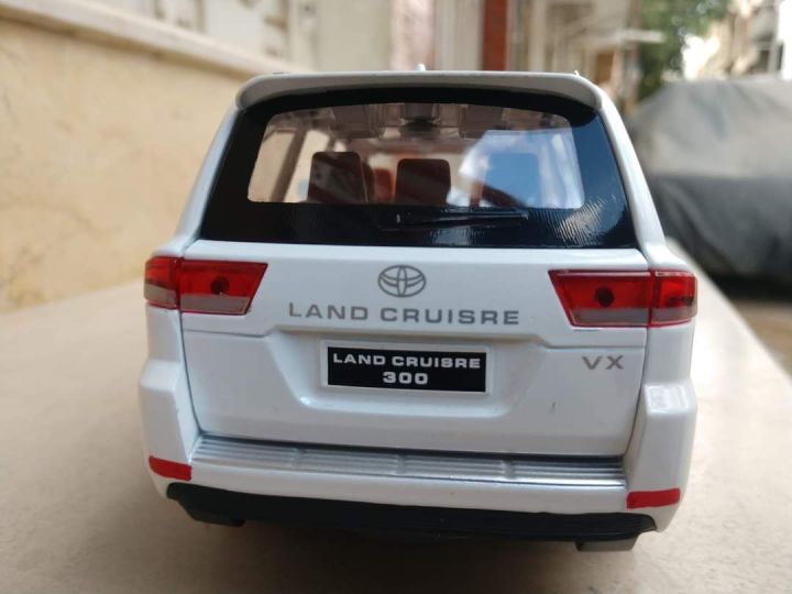 1/24%20Toyota%20LAND%20CRUISER%20LC300%20SUV%20Alloy%20Car%20Model%20Diecast%20Metal%20Toy%20Off-road%20Vehicle%20Car%20Model%20-%20Image%204