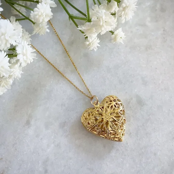 Elegant%20Vintage%20Heart%20Locket%20Pendant%20Necklace%20for%20Women%20&%20Girls%20%E2%80%93%20Gold%20Plated%20Hollow%20Carved%20Design%20%E2%80%93%20Photo%20Holder%20Gift%20Jewelry%20%E2%80%93%20Romantic%20Anniversary/Birthday%20Present%20-%20Image%202