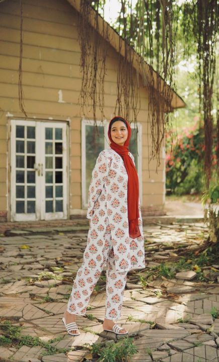 Stylish%20Bindi%20Print%202-Piece%20Set%20for%20Girls%20and%20Women%20%E2%80%93%20Comfortable%20and%20Trendy,%20Sizes%20Available%20-%20Image%203