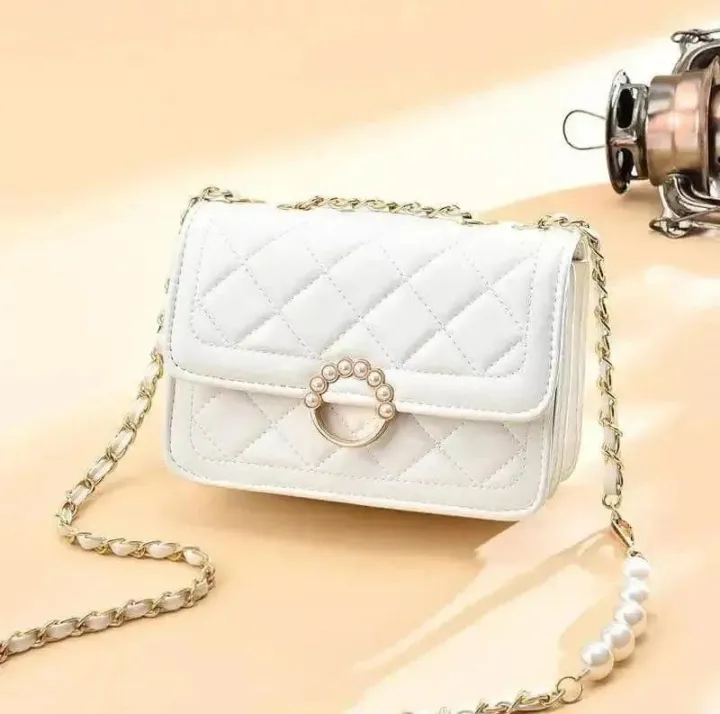 Premium%20Quality%20Diamond%20Lattice%20Chain%20Pearl%20Women's%20Shoulder%20Bag%20-%20Bag%20-%20Image%202