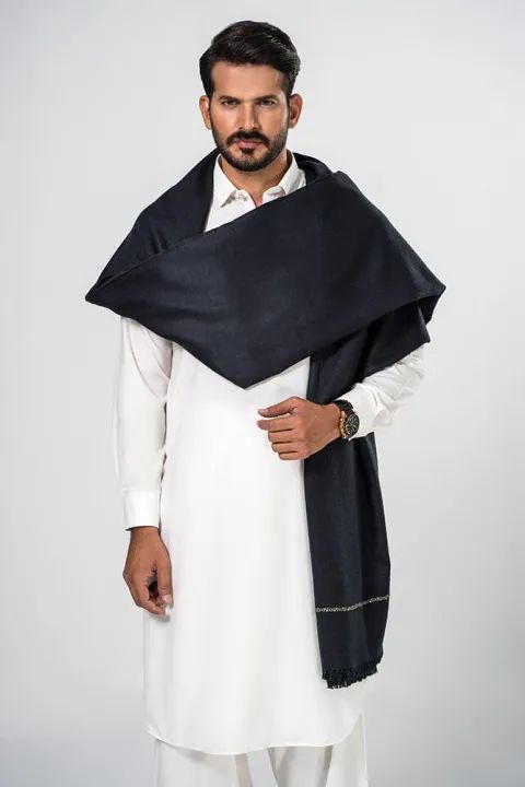 Luxury%20Men's%20Winter%20Shawl%20Warmth,%20Elegance,%20and%20Style%20for%20Cold%20Seasons%20-%20Image%202