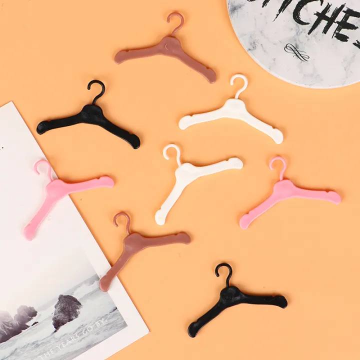10PCS%20Lovely%205.5cm%20Doll%20Hangers%20Mini%20Cute%20Wardrobe%20Dress%20Coat%20Clothes%20Plastic%20Doll%20Pretend%20Play%20Girls%20Toys%20-%20Image%202