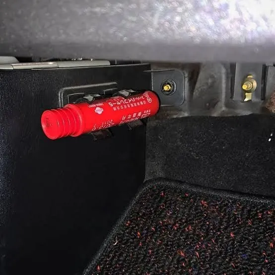 emergency%20car%20flares%20-%20Image%204