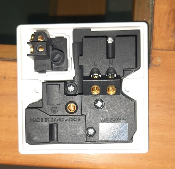 Combined%20Socket%20with%20switch%20-%20Image%203