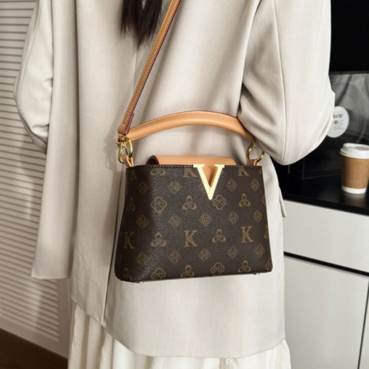 High-quality%20Appearance%20Patterned%20Diagonal%20Crossbody%20Bag%20with%20Large%20Capacity%20for%20Women,%20High-end%20and%20Luxurious%20Casual%20Retro%20Shel%20-%20Image%204