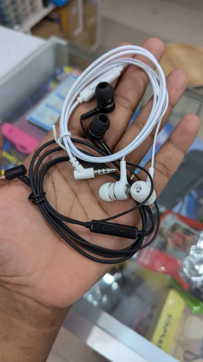 3%20in%201%20combo%20packge%20earphone%20and%20mobile%20stand%20-%20Image%204