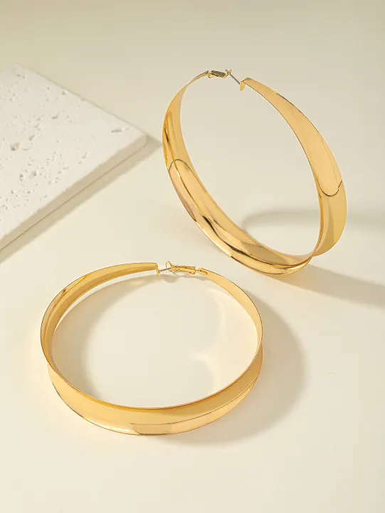 A%20Pair%20of%20Stylish,%20Simple,%20Light%20Luxury,%20and%20Exaggerated%20Metal%20Large%20Hoop%20Earrings%20-%20Image%204