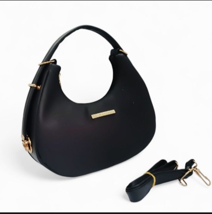 Moon%20Bag/Elegant%20Black%20Shoulder%20Bag%20with%20Golden%20Accents%20-%20Image%203