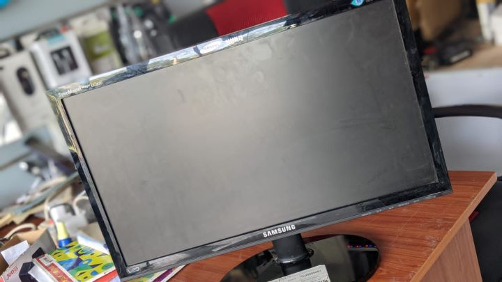 20" LED SAMSUNG WIDE MONITOR