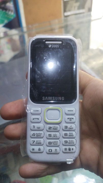 Samsung%20keypad%20phone%20double%20sim%20PTA%20approved%20sd%20card%20supported%20with%20samsung%20handfree%20&%20charger%20-%20Image%204