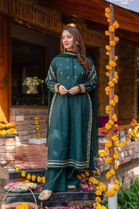 OMAL BY KOMAL- LAWN 3PC EMBROIDERED SHIRT WITH BAMBER CHIFFON EMBROIDERED DUPATTA WITH TROUSER -Out- 2900