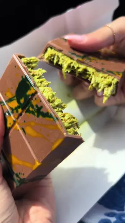 shoklata%20sweets%20dubai%20pistachio%20kunafa%20milk%20chocolate%20bar%20100g%20-%20Image%203