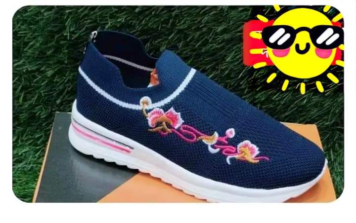Stylish%20Women%E2%80%99s%20Fabric%20Sneakers%20-%20Lightweight,%20Trendy%20Design%20-%20Image%202