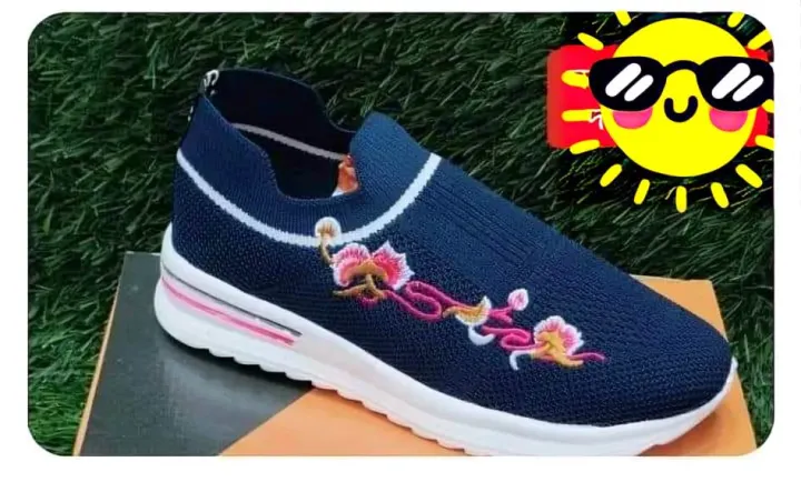 Stylish%20Women%E2%80%99s%20Fabric%20Sneakers%20-%20Lightweight,%20Trendy%20Design%20-%20Image%202
