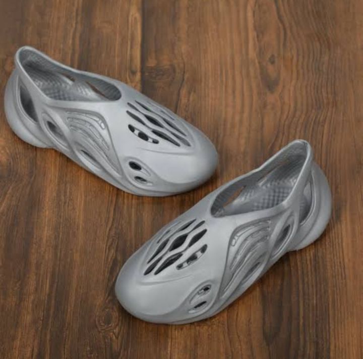 Yeezy%20Clogs%20Premium%20Quality%20Imported%20-%20Image%204