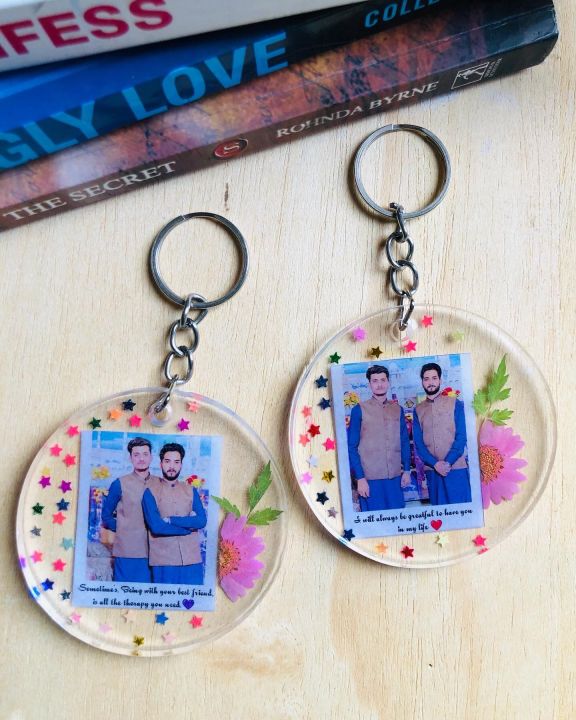 Customised%20your%20photo%20keychain%20/%20resin%20keychain%20-%20Image%202