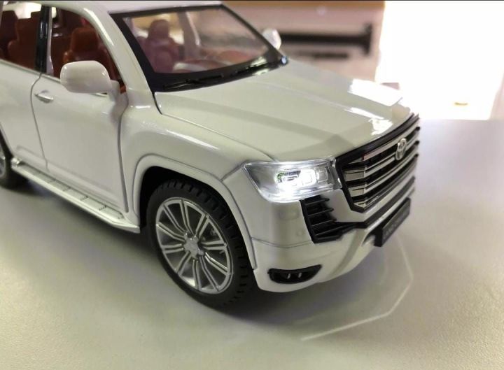 1/24%20Toyota%20LAND%20CRUISER%20LC300%20SUV%20Alloy%20Car%20Model%20Diecast%20Metal%20Toy%20Off-road%20Vehicle%20Car%20Model%20-%20Image%205