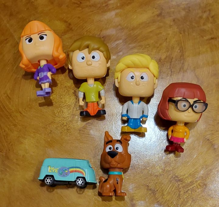 Complete Set of Scooby Doo , Fred, Shaggy, Velma, and Daphne all are Bubble Head Action Figures with Mini Van FiguresComplete Set of Scooby Doo , Fred, Shaggy, Velma, and Daphne all are Bubble Head Action Figures with Mini Van ( Condition 9 out of 10)