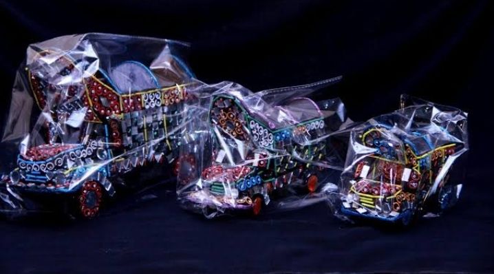 Decorative%20mirrored%20truck%20set,%20glass%20mirror%20art%20work%20Truck%20set%20-%20Image%203