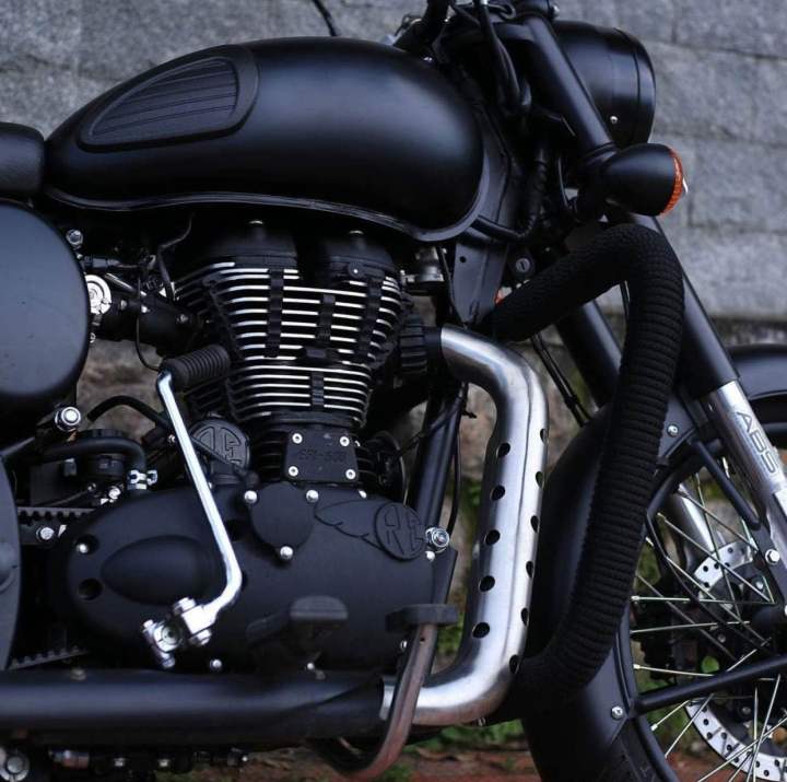 Bullet%20Heat%20Shield%20Cover%20Bend%20Pipe%20for%20RE%20Bullet%20Classic%20350%20Exhaust%20Heat%20Shield%20(Silver)%20-%20Image%202