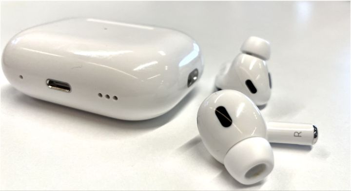 AirPods%20Pro%202ndGeneration%20specials%20edition%20Dubai%20wireless%20Earbuds%20-%20Image%204