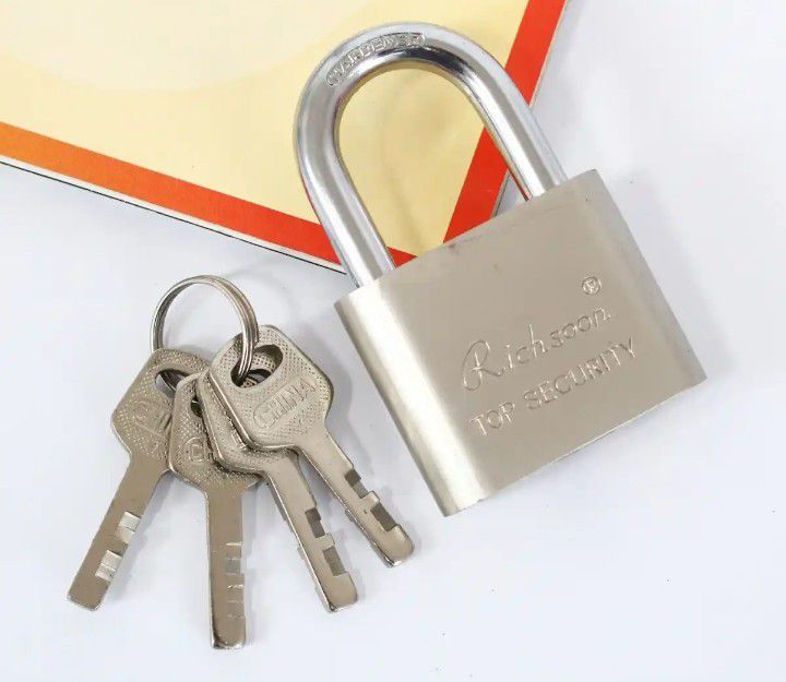 Hardened%20Shackle%20Top%20Security%20Lock%2050mm%20Comes%20With%204%20Keys%20-%20Image%204