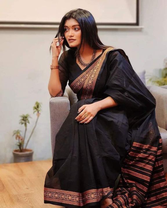 Elegant%20&%20Stylish%20Tangail%20Tant%20Halfsilk%20Nakshi%20Par%20Saree%20for%20Women%20-%20Comfortable%20and%20Suitable%20for%20All%20Seasons%20-%20Image%204