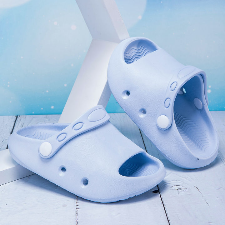 New%20Summer%20Fashion%20and%20Comfortable%20Casual%20Home%20Outdoor%20Beach%20Hole%20Shoes%20for%20Boys%20and%20Girls%20-%20Image%204