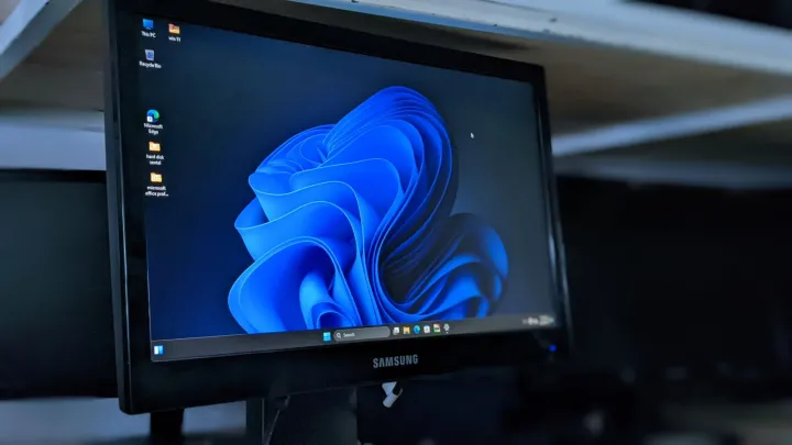 20%20inch%20monitor%20-%20Image%203