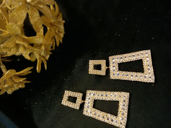 Exclusive%20Diamond%20Cut%20earrings%20for%20Women%20-%20Image%204