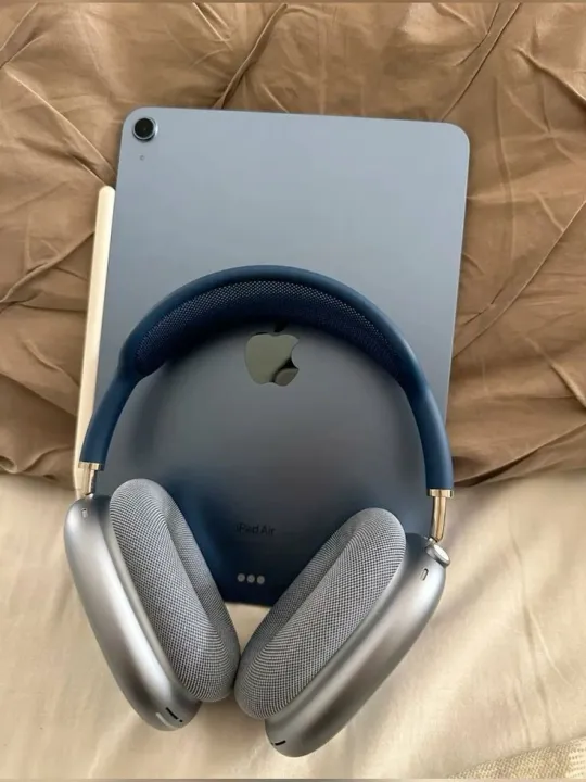 A-p-p-l-e%20AirPods%20Max%20-%20Image%202