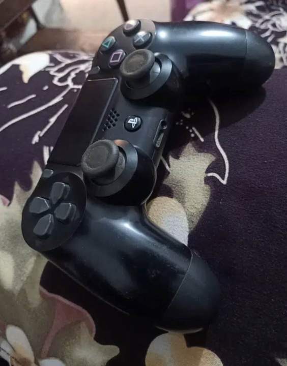 ORIGINAL%20DUALSHOCK%20PS4%20CONTROLLER%20-%20Image%202