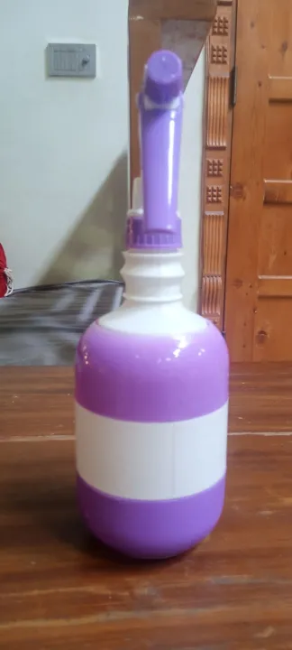 water%20and%20cleaner%20spray%20bottle%20for%20home%20and%20shop%20use%20-%20Image%202