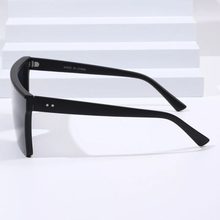 European%20and%20American%20Trendy%20Large%20Frame%20One-piece%20Sunglasses%202024%20New%20Men%20and%20Women%20Street%20Photography%20Driving%20Sunglasses%20Retro%20-%20Image%204