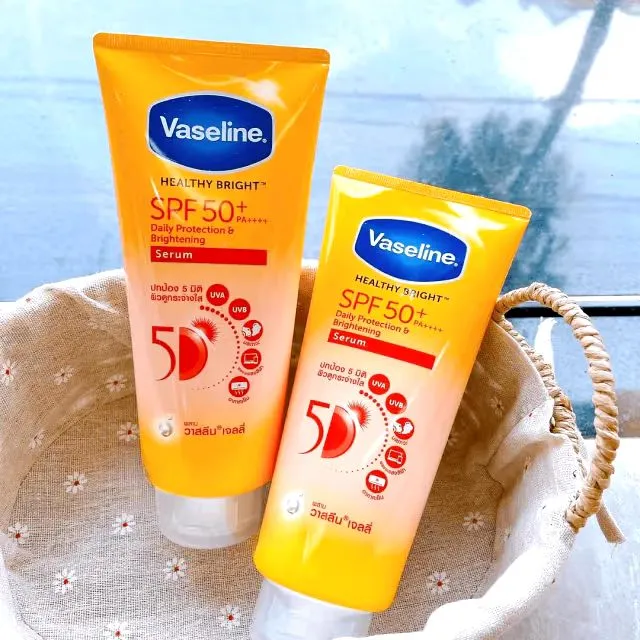 Vaseline%20Healthy%20Bright%20Gluta-Hya%20Serum%20Burst%20Lotion%20(Dewy%20Radiance)%20-%20300ml%20-%20Image%203